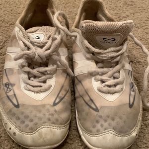 Youth nfunity cheer shoes size 4